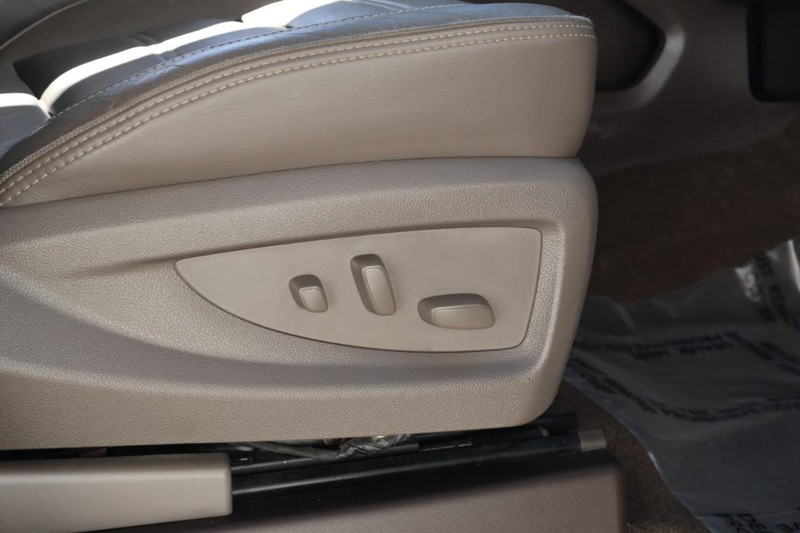 GMC Yukon Vehicle Full-screen Gallery Image 26