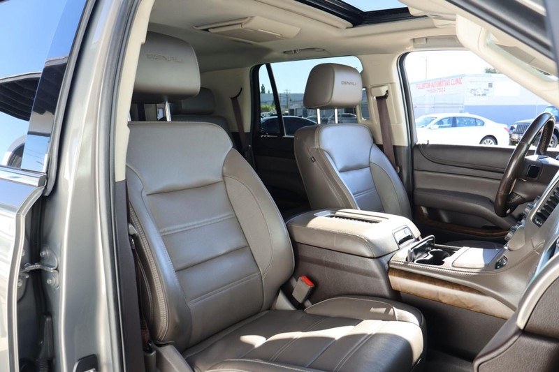 GMC Yukon Vehicle Full-screen Gallery Image 27