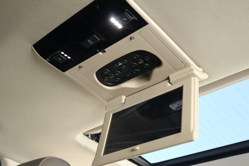 GMC Yukon Vehicle Full-screen Gallery Image 30