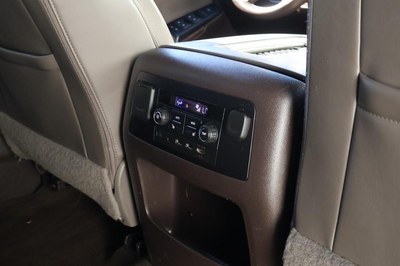 GMC Yukon Vehicle Full-screen Gallery Image 31