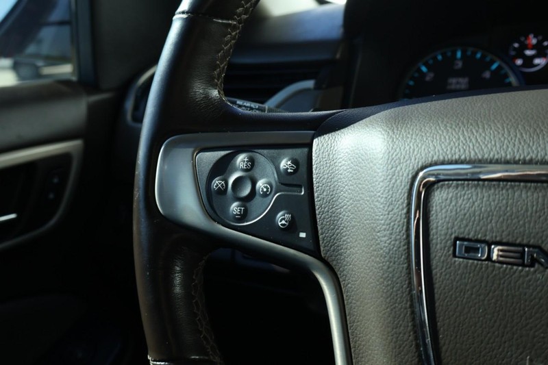 GMC Yukon Vehicle Full-screen Gallery Image 36