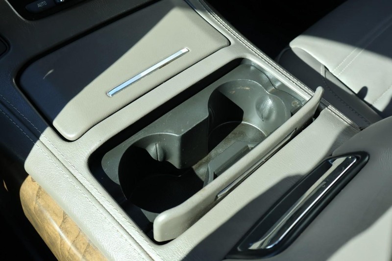 GMC Yukon Vehicle Full-screen Gallery Image 43