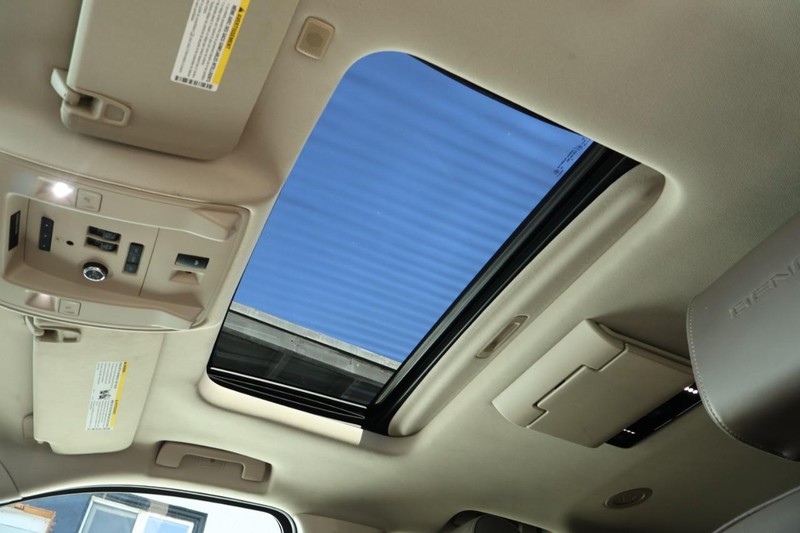 GMC Yukon Vehicle Full-screen Gallery Image 45