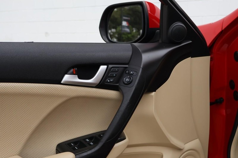 Acura TSX Vehicle Full-screen Gallery Image 16