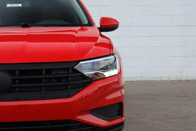 Volkswagen Jetta Vehicle Full-screen Gallery Image 03