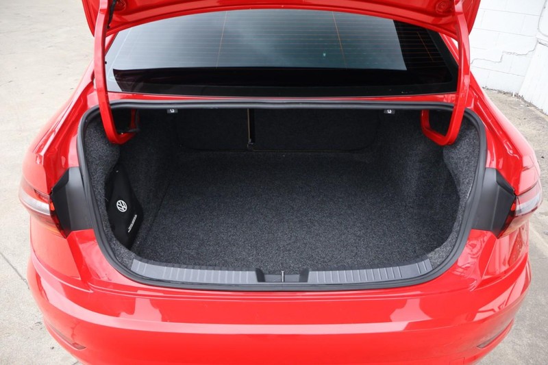 Volkswagen Jetta Vehicle Full-screen Gallery Image 09