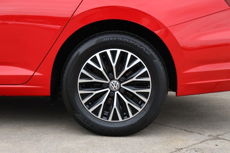 Volkswagen Jetta Vehicle Full-screen Gallery Image 14