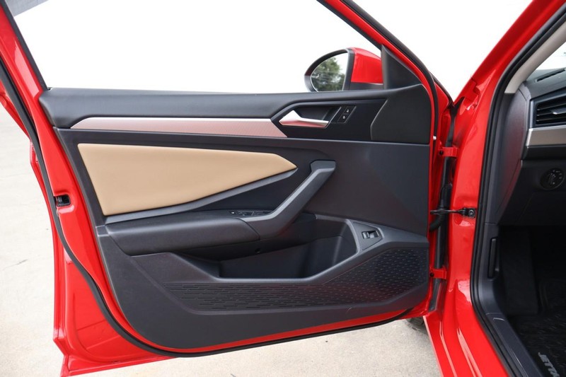 Volkswagen Jetta Vehicle Full-screen Gallery Image 15