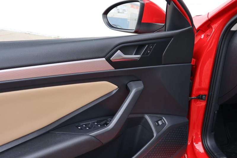 Volkswagen Jetta Vehicle Full-screen Gallery Image 16