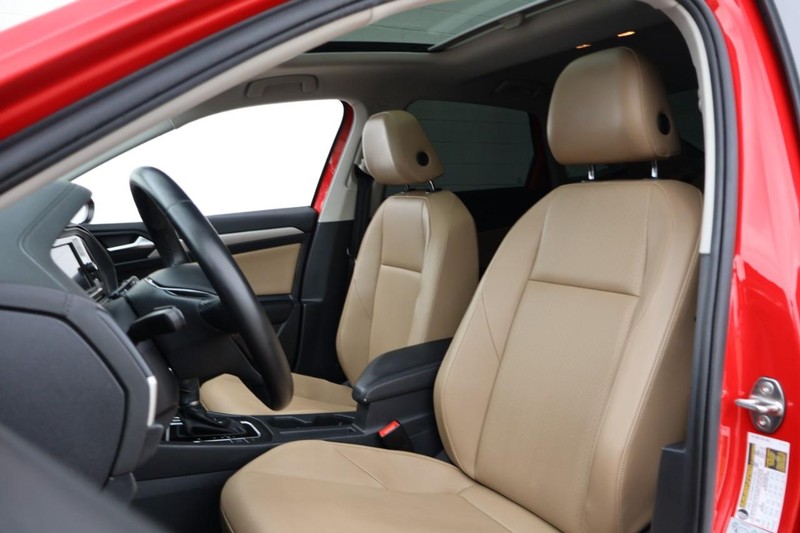 Volkswagen Jetta Vehicle Full-screen Gallery Image 18