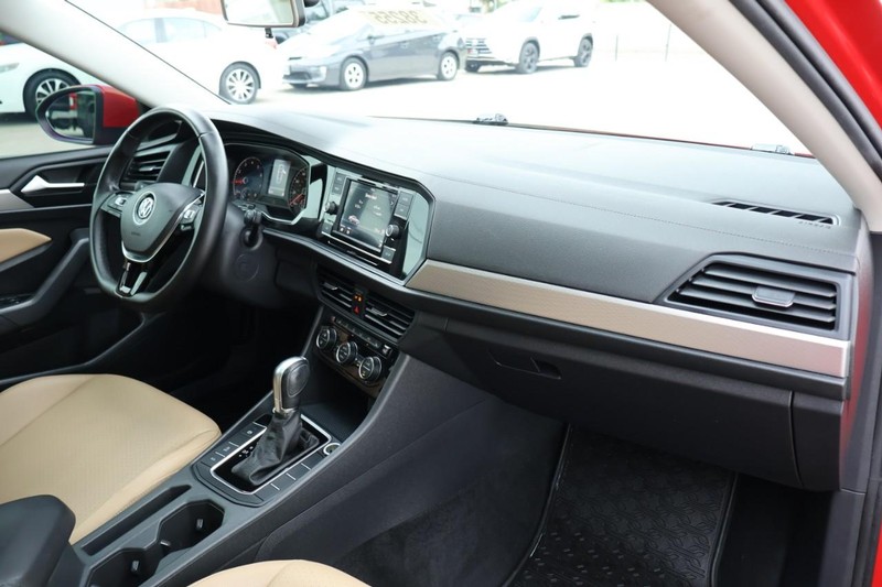 Volkswagen Jetta Vehicle Full-screen Gallery Image 20