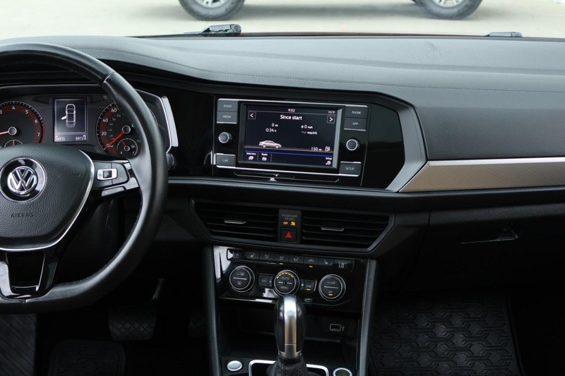 Volkswagen Jetta Vehicle Full-screen Gallery Image 28