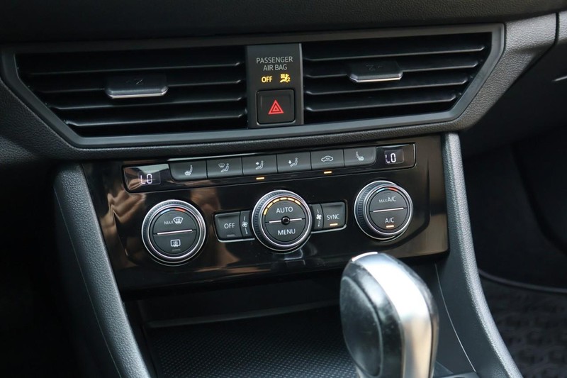 Volkswagen Jetta Vehicle Full-screen Gallery Image 31