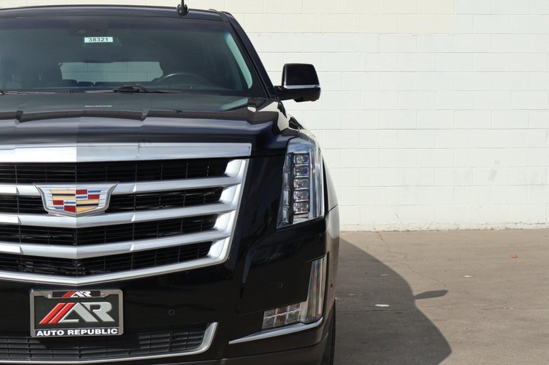 Cadillac Escalade ESV Vehicle Full-screen Gallery Image 03