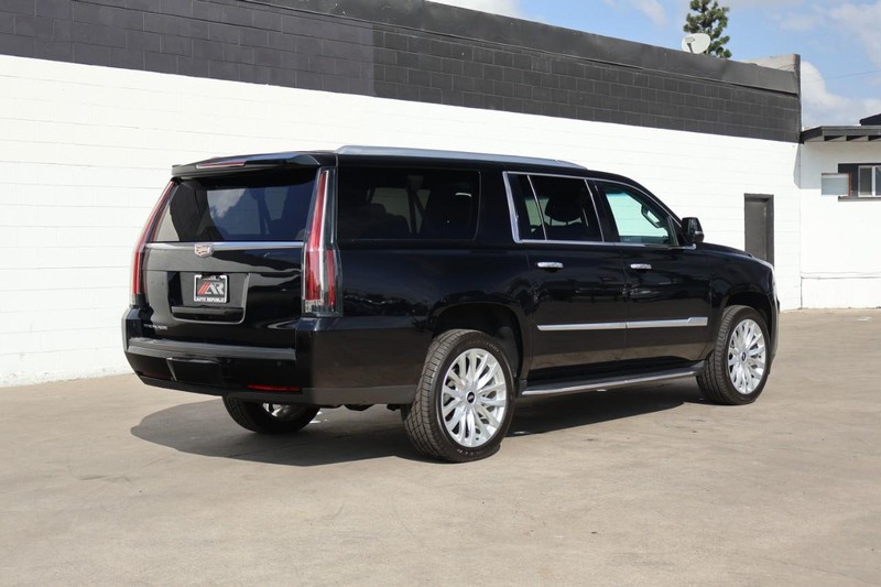 Cadillac Escalade ESV Vehicle Full-screen Gallery Image 05