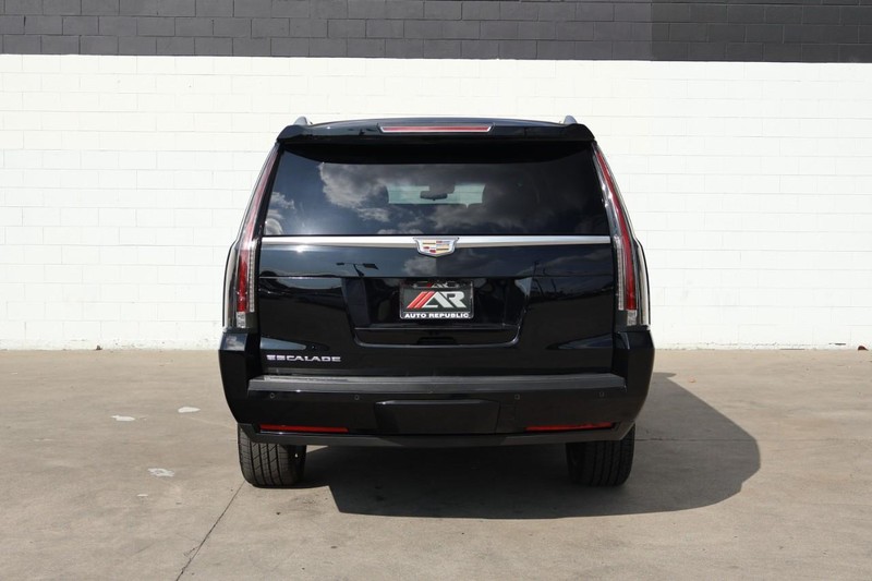 Cadillac Escalade ESV Vehicle Full-screen Gallery Image 06