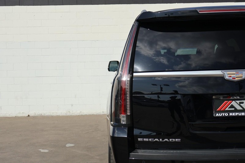 Cadillac Escalade ESV Vehicle Full-screen Gallery Image 07