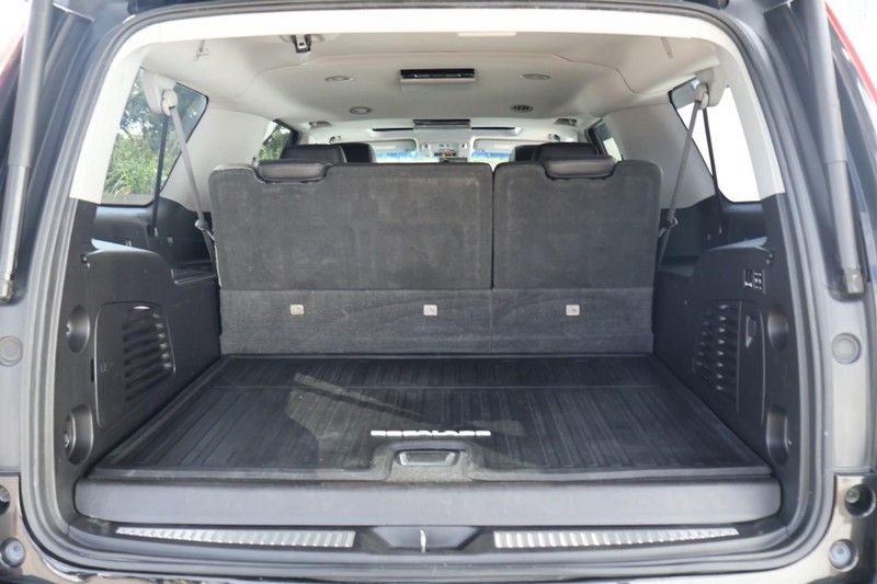 Cadillac Escalade ESV Vehicle Full-screen Gallery Image 09