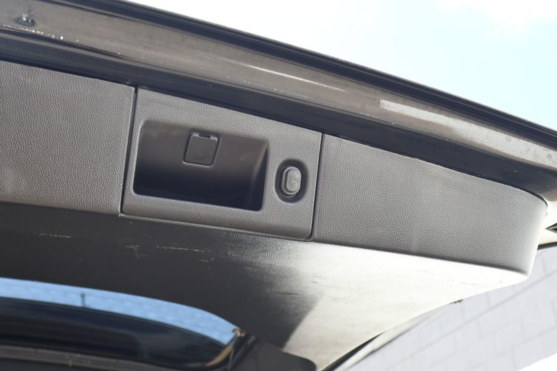 Cadillac Escalade ESV Vehicle Full-screen Gallery Image 10