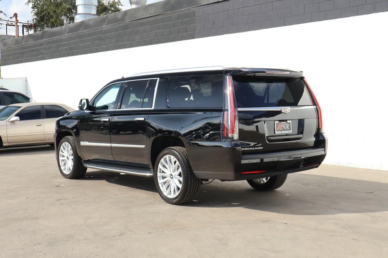 Cadillac Escalade ESV Vehicle Full-screen Gallery Image 11