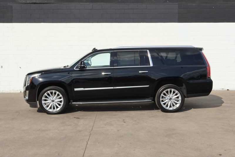 Cadillac Escalade ESV Vehicle Full-screen Gallery Image 12