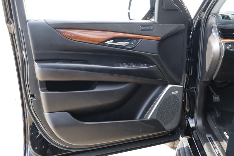 Cadillac Escalade ESV Vehicle Full-screen Gallery Image 17