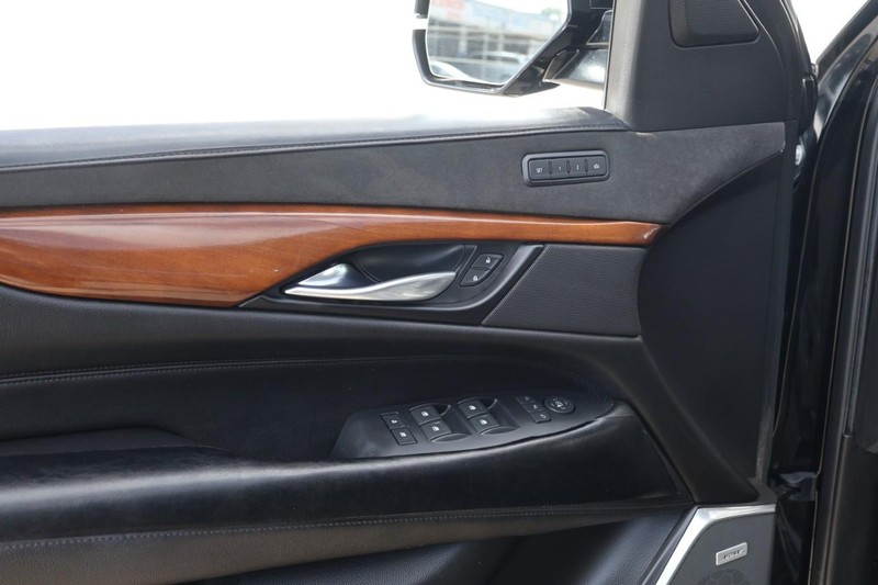 Cadillac Escalade ESV Vehicle Full-screen Gallery Image 18