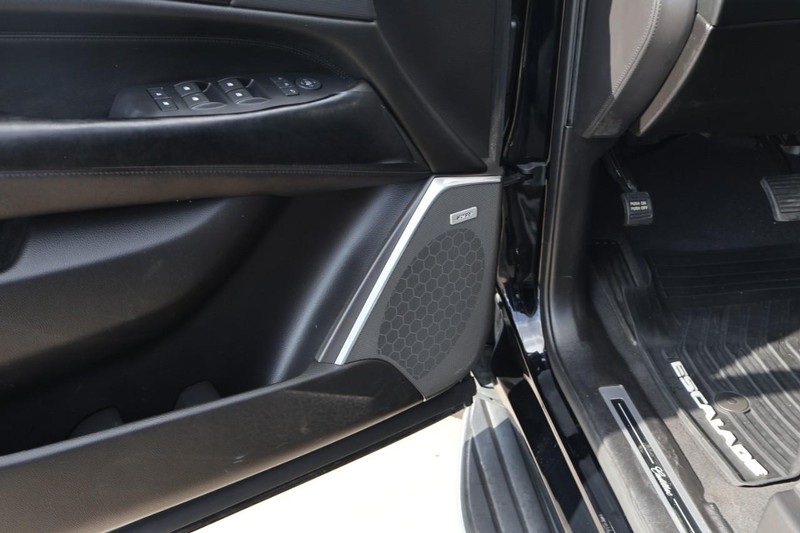 Cadillac Escalade ESV Vehicle Full-screen Gallery Image 19