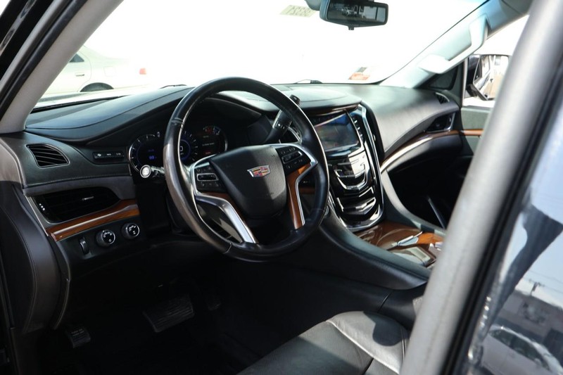 Cadillac Escalade ESV Vehicle Full-screen Gallery Image 20