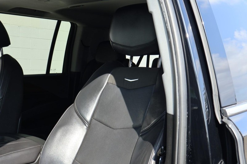 Cadillac Escalade ESV Vehicle Full-screen Gallery Image 24