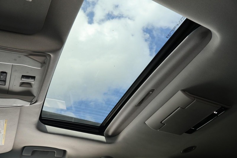 Cadillac Escalade ESV Vehicle Full-screen Gallery Image 25