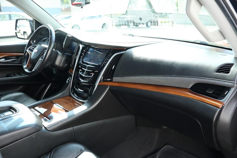 Cadillac Escalade ESV Vehicle Full-screen Gallery Image 26