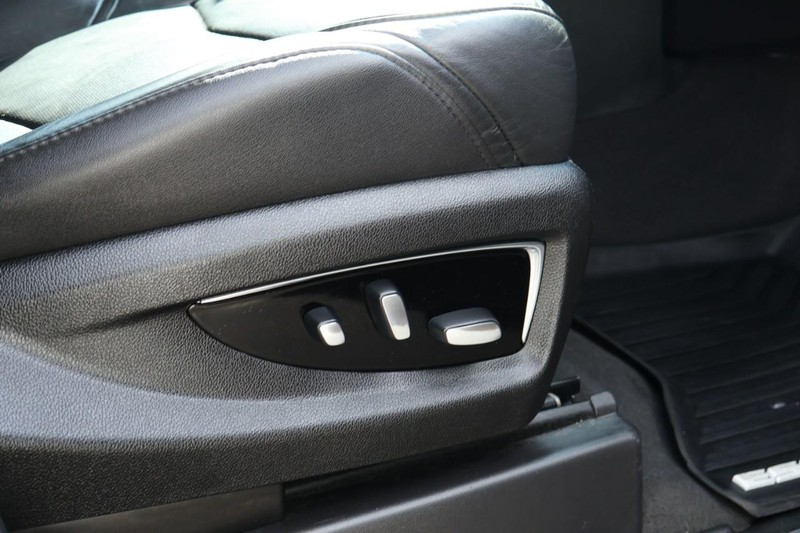 Cadillac Escalade ESV Vehicle Full-screen Gallery Image 27