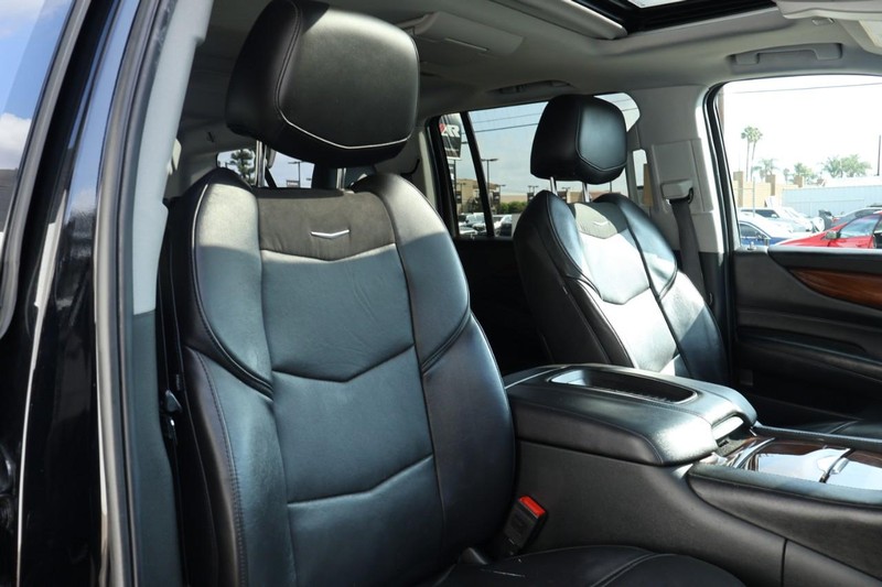Cadillac Escalade ESV Vehicle Full-screen Gallery Image 28
