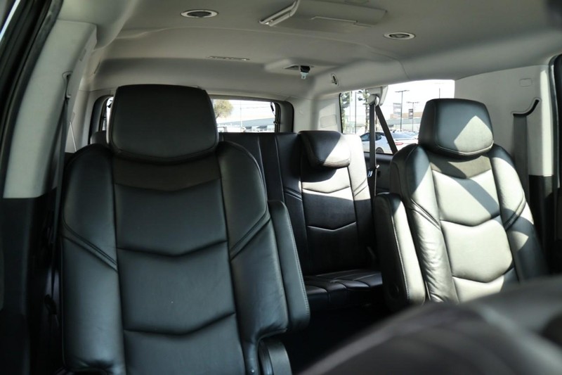 Cadillac Escalade ESV Vehicle Full-screen Gallery Image 29