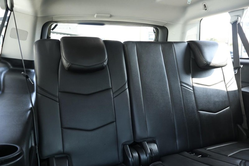 Cadillac Escalade ESV Vehicle Full-screen Gallery Image 30