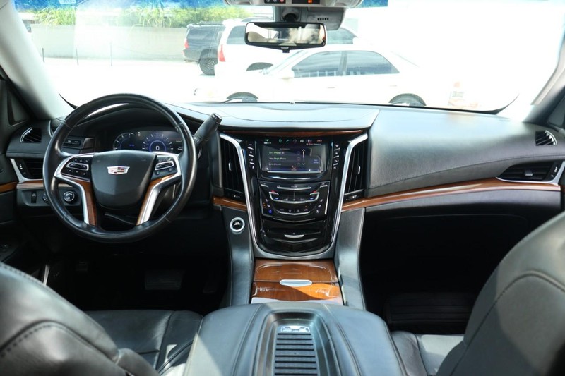 Cadillac Escalade ESV Vehicle Full-screen Gallery Image 31