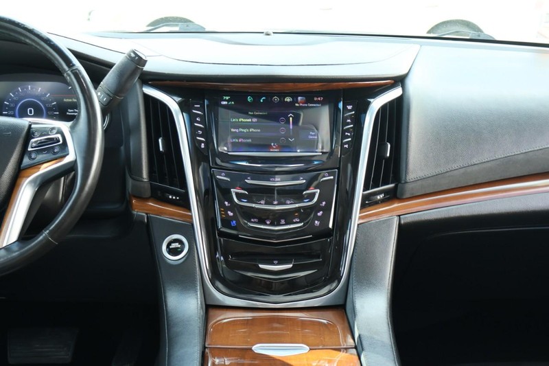 Cadillac Escalade ESV Vehicle Full-screen Gallery Image 36