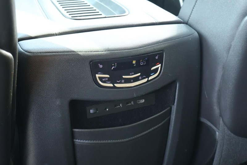 Cadillac Escalade ESV Vehicle Full-screen Gallery Image 37