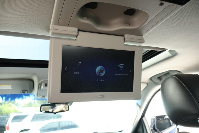 Cadillac Escalade ESV Vehicle Full-screen Gallery Image 38