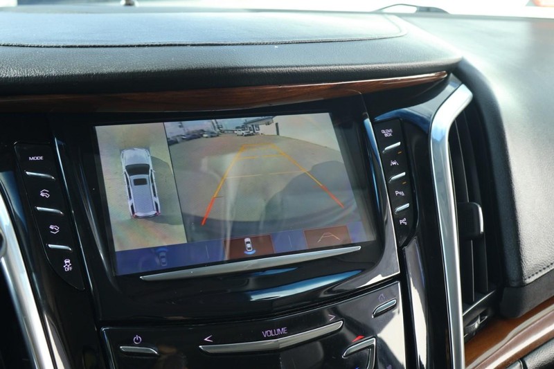 Cadillac Escalade ESV Vehicle Full-screen Gallery Image 43