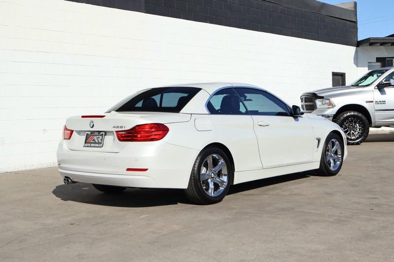 BMW 4 Series Vehicle Full-screen Gallery Image 05