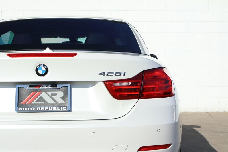 BMW 4 Series Vehicle Full-screen Gallery Image 07
