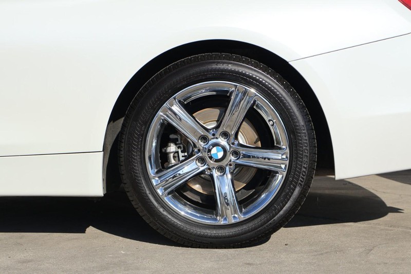 BMW 4 Series Vehicle Full-screen Gallery Image 14