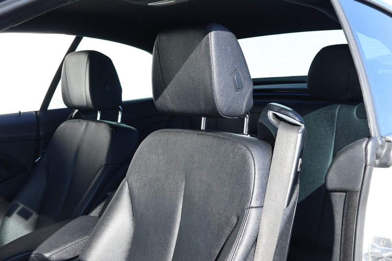 BMW 4 Series Vehicle Full-screen Gallery Image 22