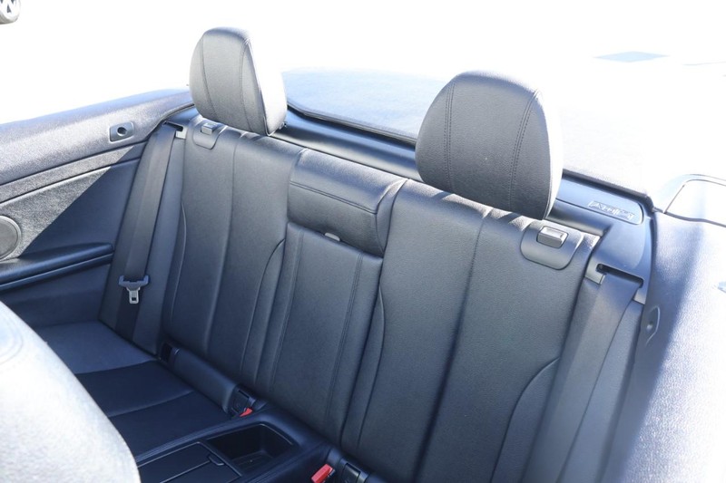 BMW 4 Series Vehicle Full-screen Gallery Image 27