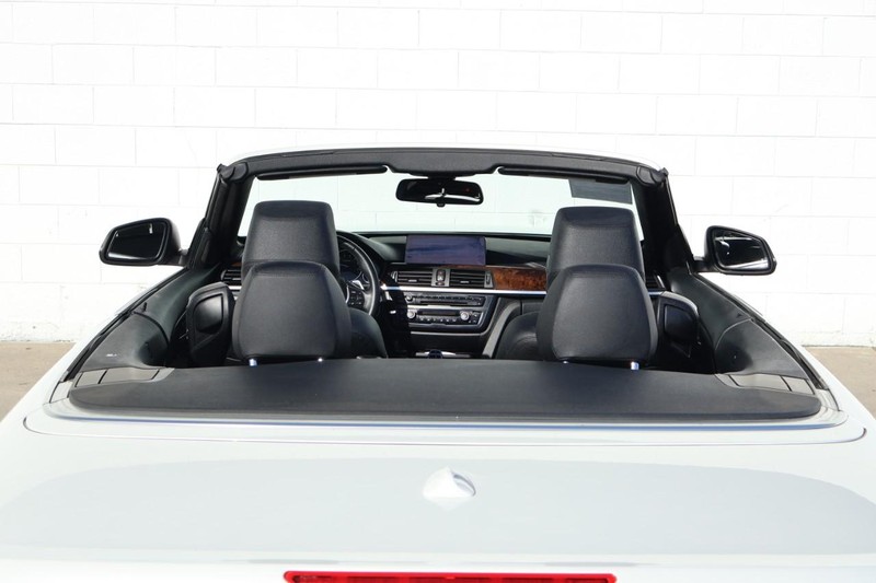 BMW 4 Series Vehicle Full-screen Gallery Image 28