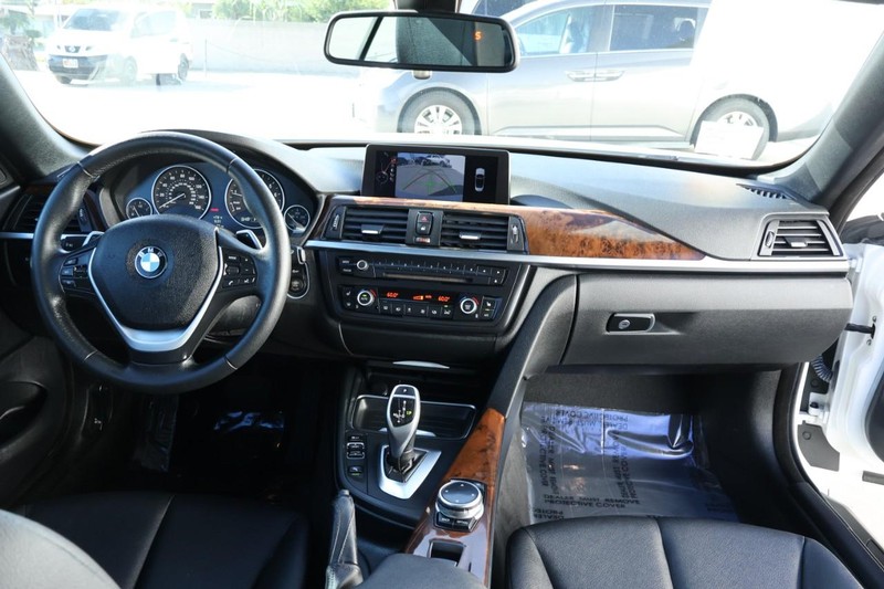 BMW 4 Series Vehicle Full-screen Gallery Image 29