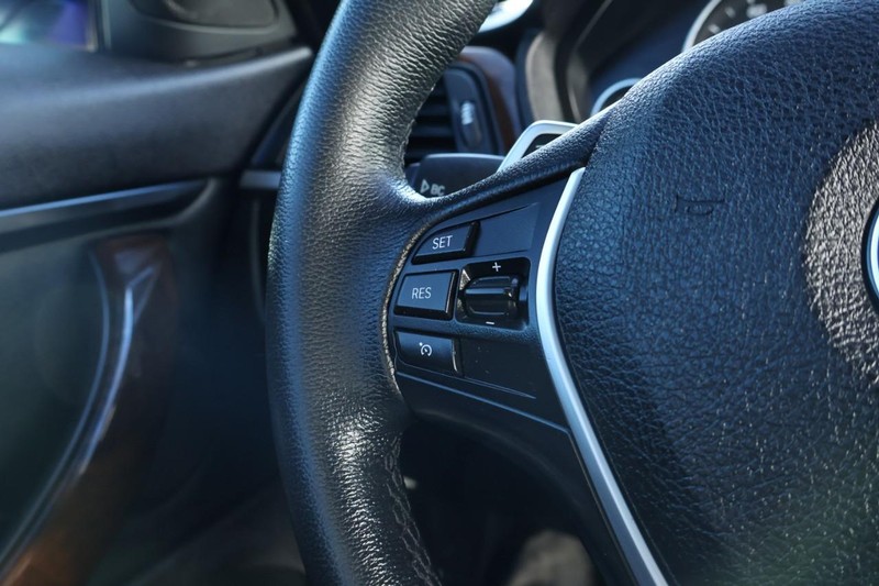 BMW 4 Series Vehicle Full-screen Gallery Image 32