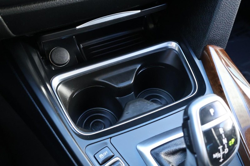 BMW 4 Series Vehicle Full-screen Gallery Image 38